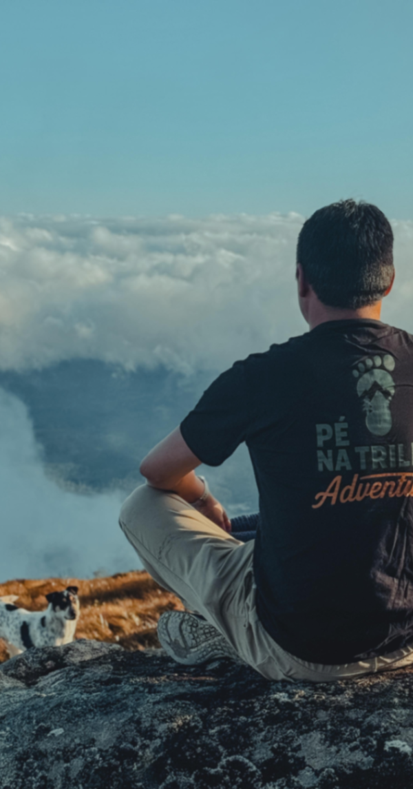 camiseta pé na trilha