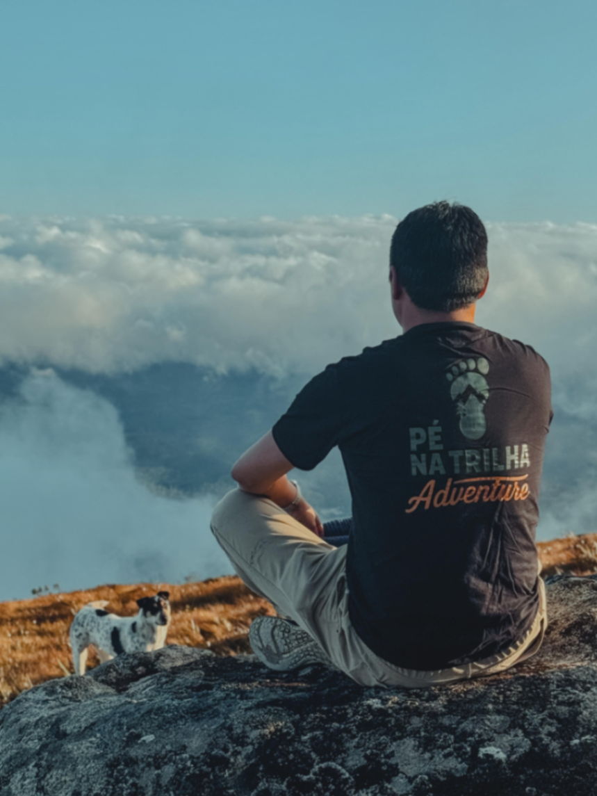 camiseta pé na trilha